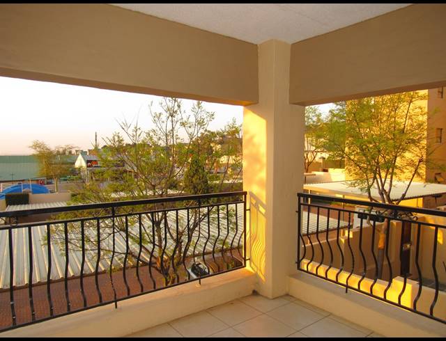 1 BEDROOM APARTMENT TO LET IN PINESLOPES